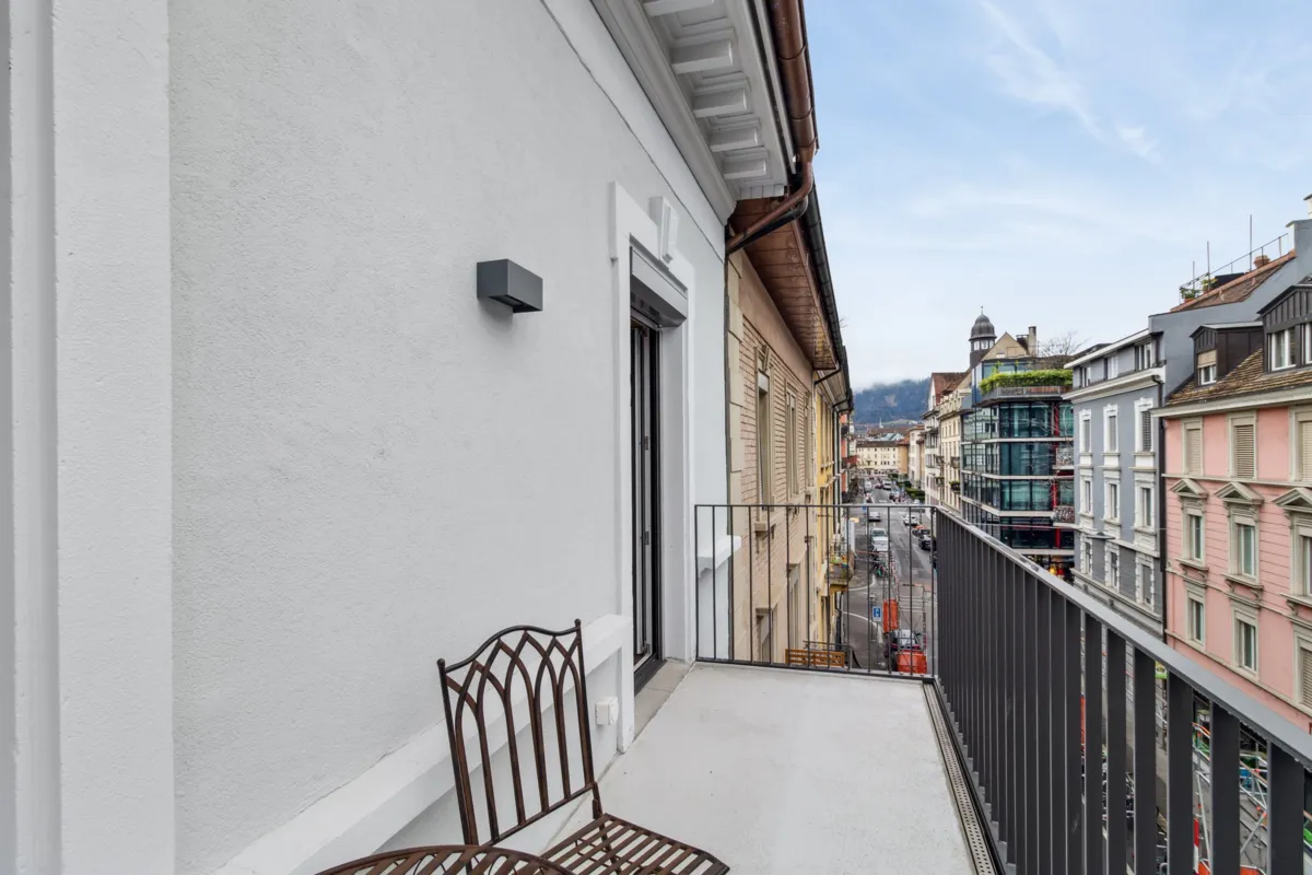 Balkon mit Stadtblick