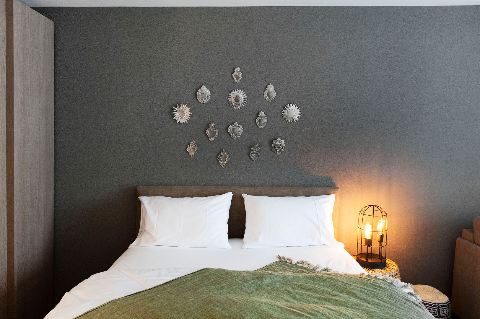 Gemütliches Schlafzimmer mit dunkler Akzentwand