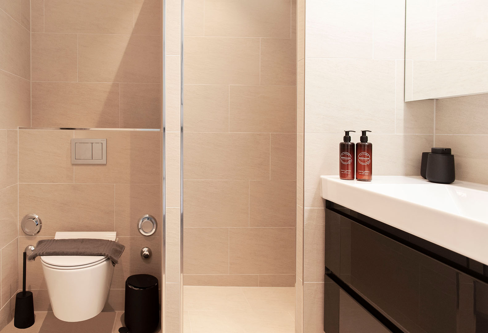 Modernes Badezimmer mit WC und Waschtisch