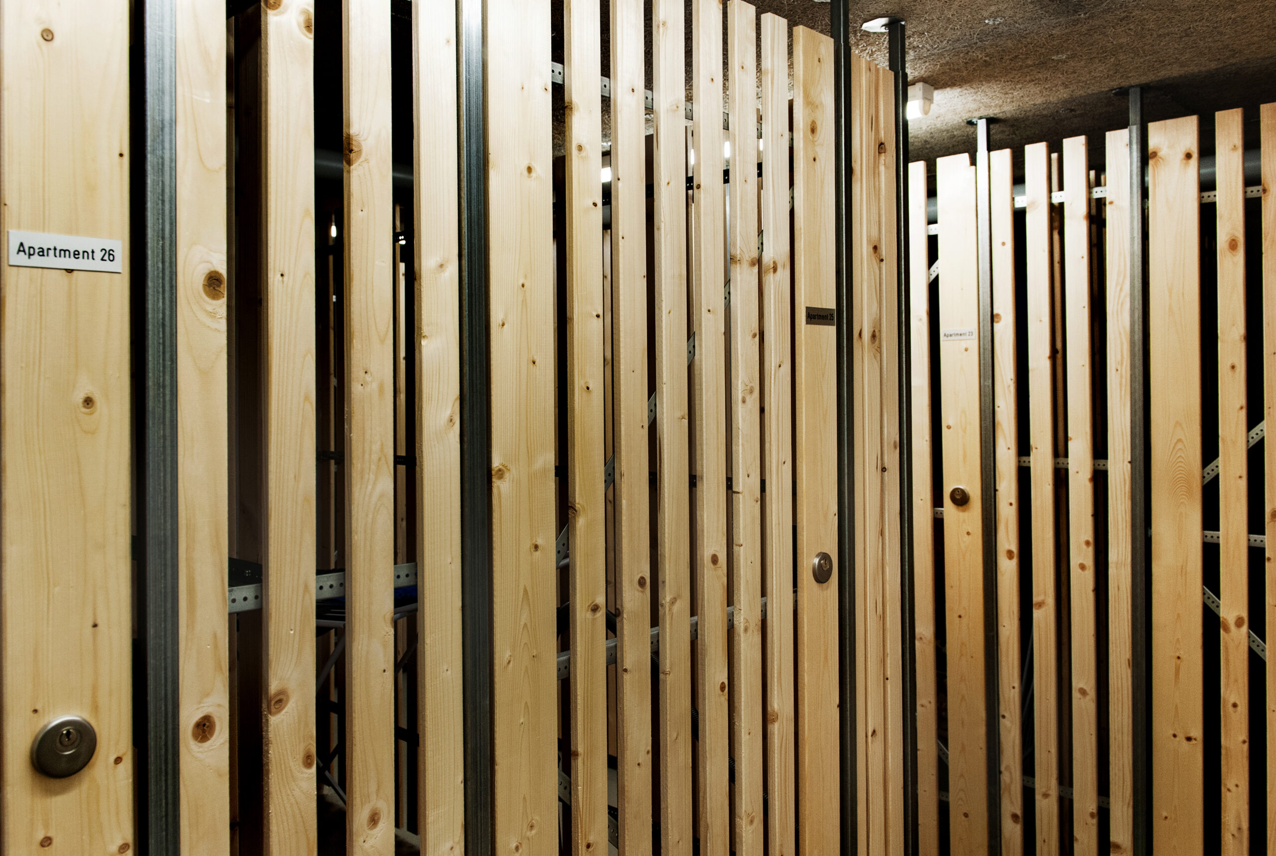 Holztüren vor Apartmentzugängen