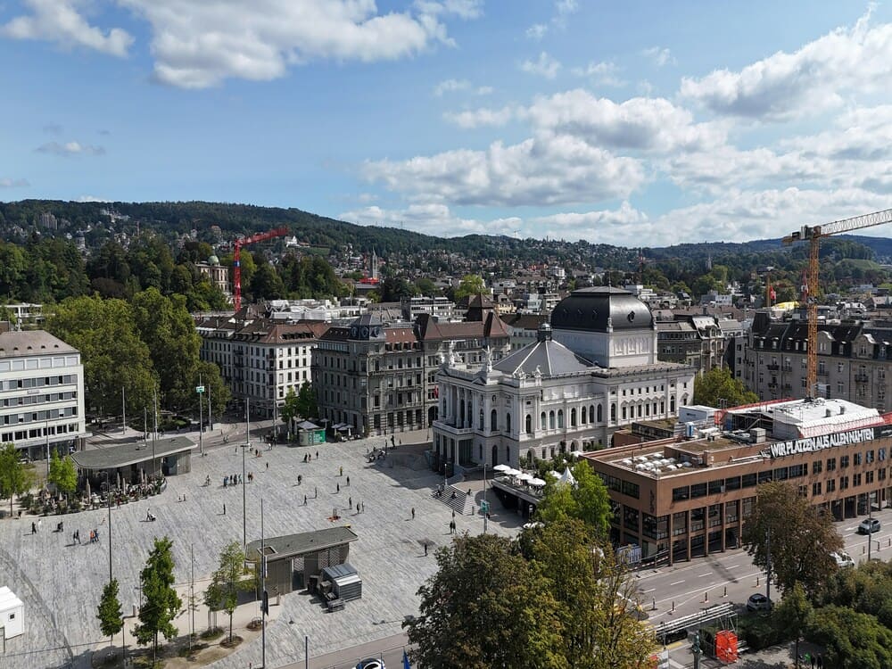 Städtischer Platz mit historischer Bebauung