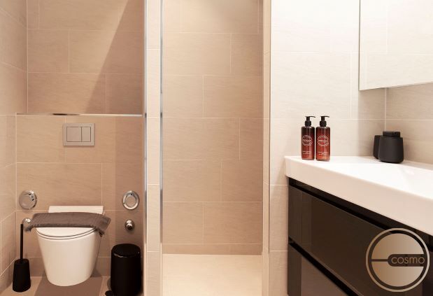 Modernes Gäste-WC mit Dusche