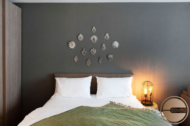 Schlafzimmer mit dunkler Akzentwand