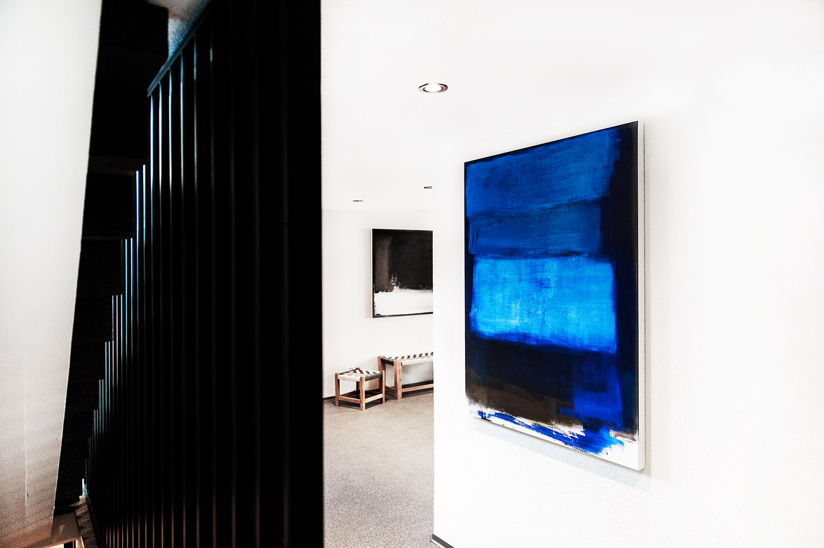 Moderner Flur mit Kunstwerken