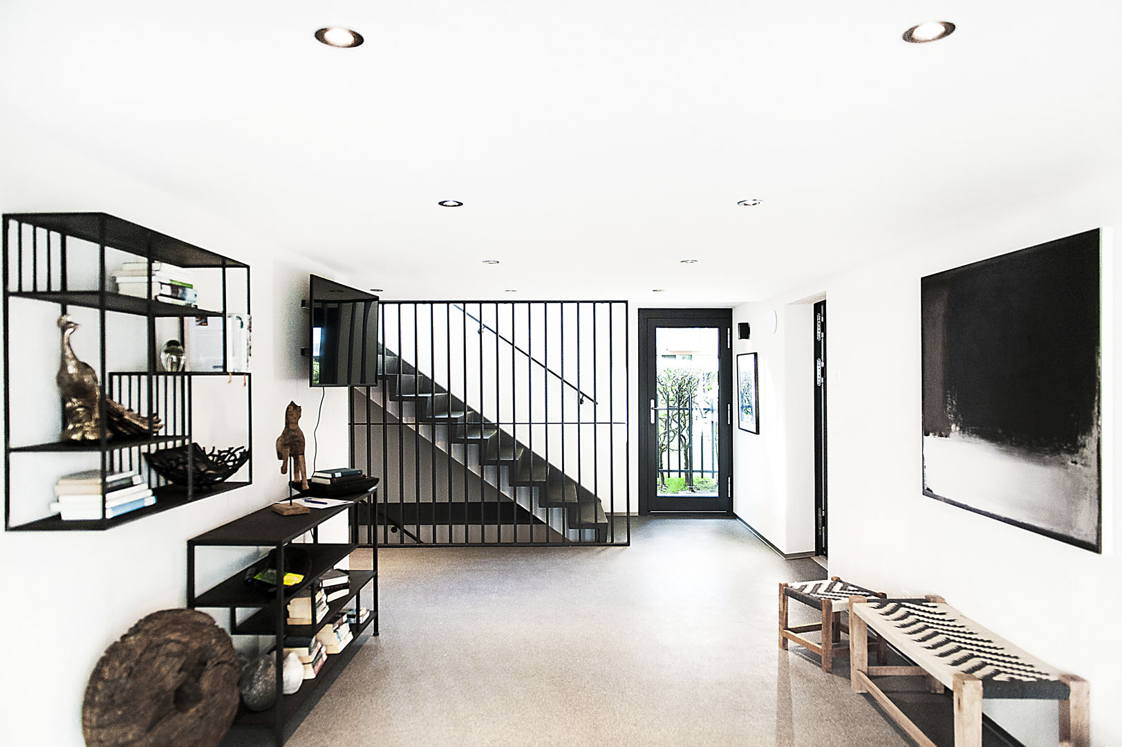 Moderner Flur mit Treppe und Galerie-Abtrennung