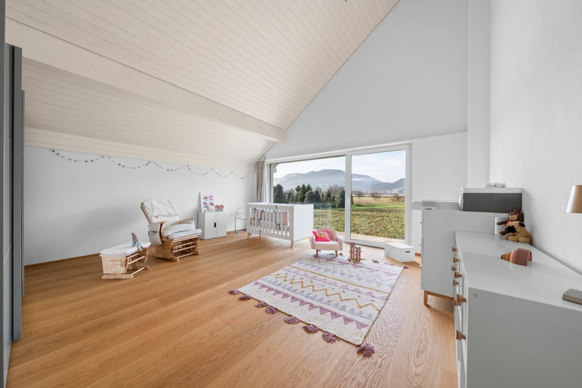 Helles Kinderzimmer mit Panoramafenster