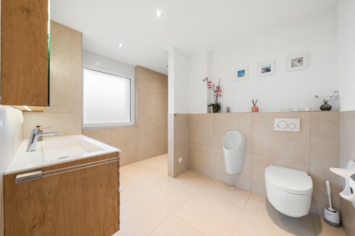 Modernes Badezimmer mit Waschtisch und wandhängendem WC