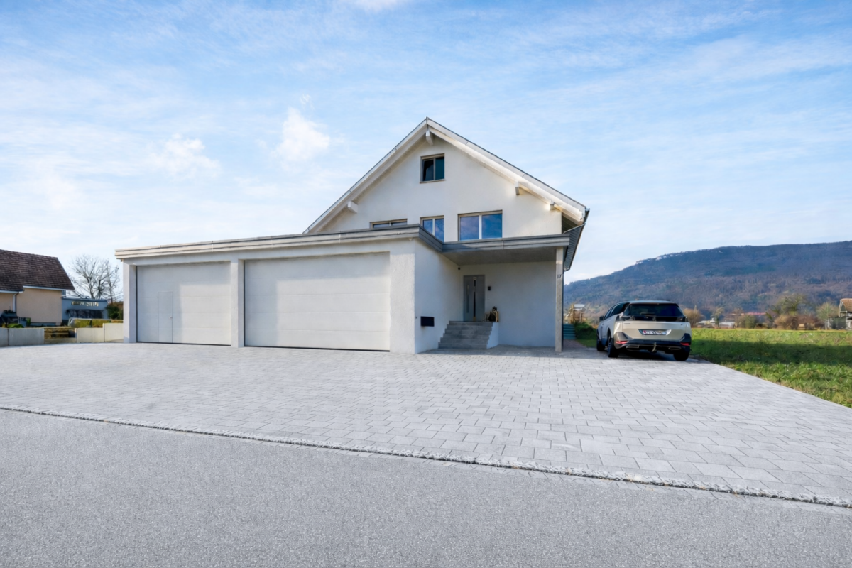 Modernes Einfamilienhaus mit Doppelgarage und Bergblick