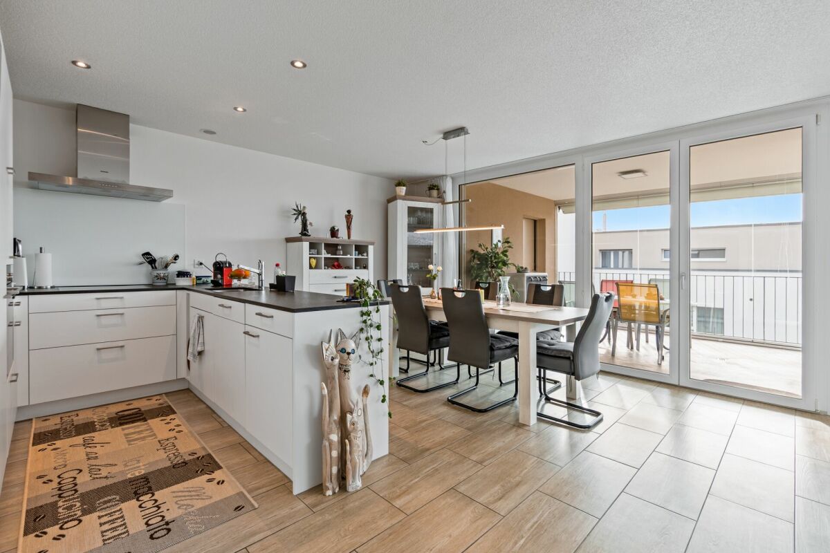 Offener Wohn-Ess-Küchenbereich mit Balkon