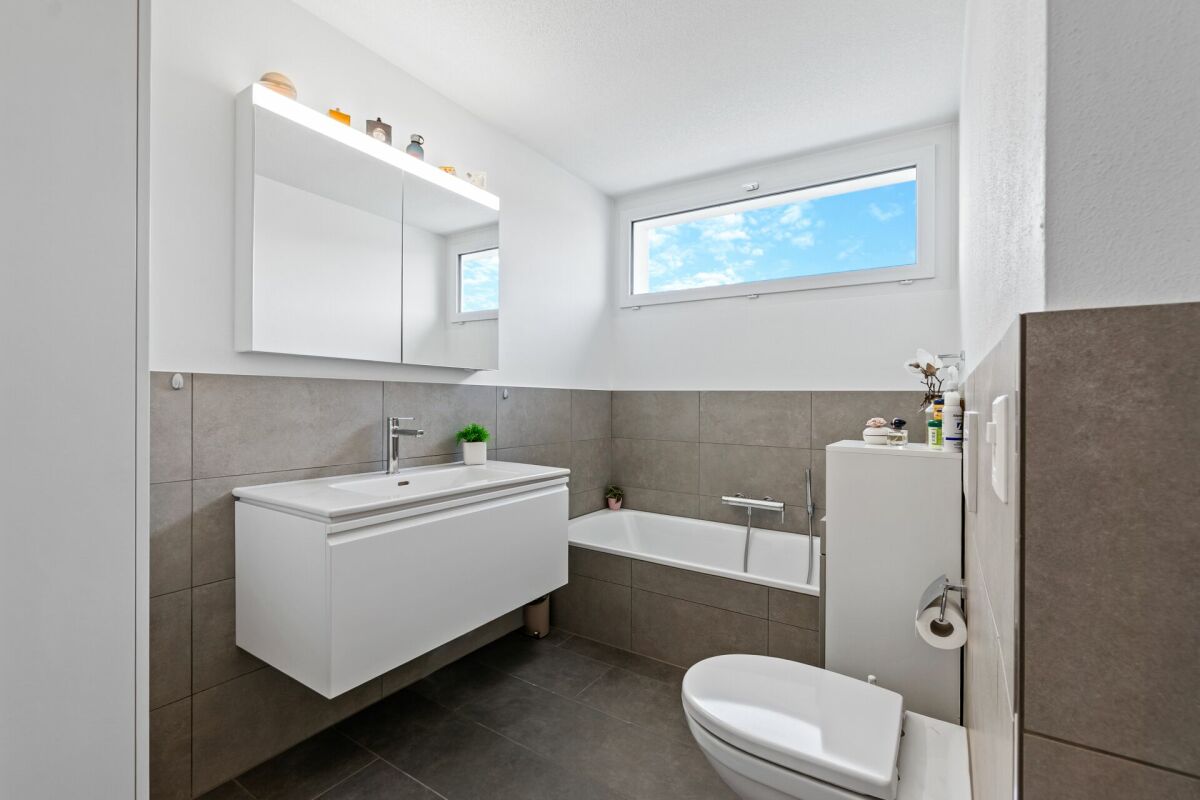 Modernes Badezimmer mit Badewanne und Waschtisch