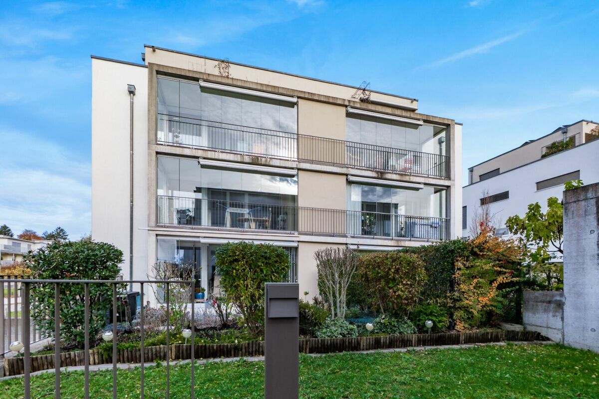 Modernes Mehrfamilienhaus mit Balkonen und Garten