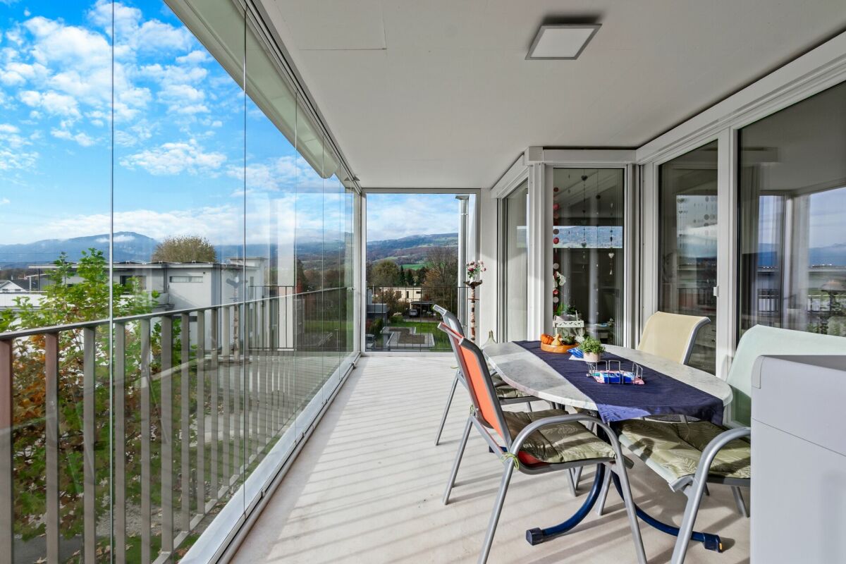 Großer verglaster Balkon mit Bergblick