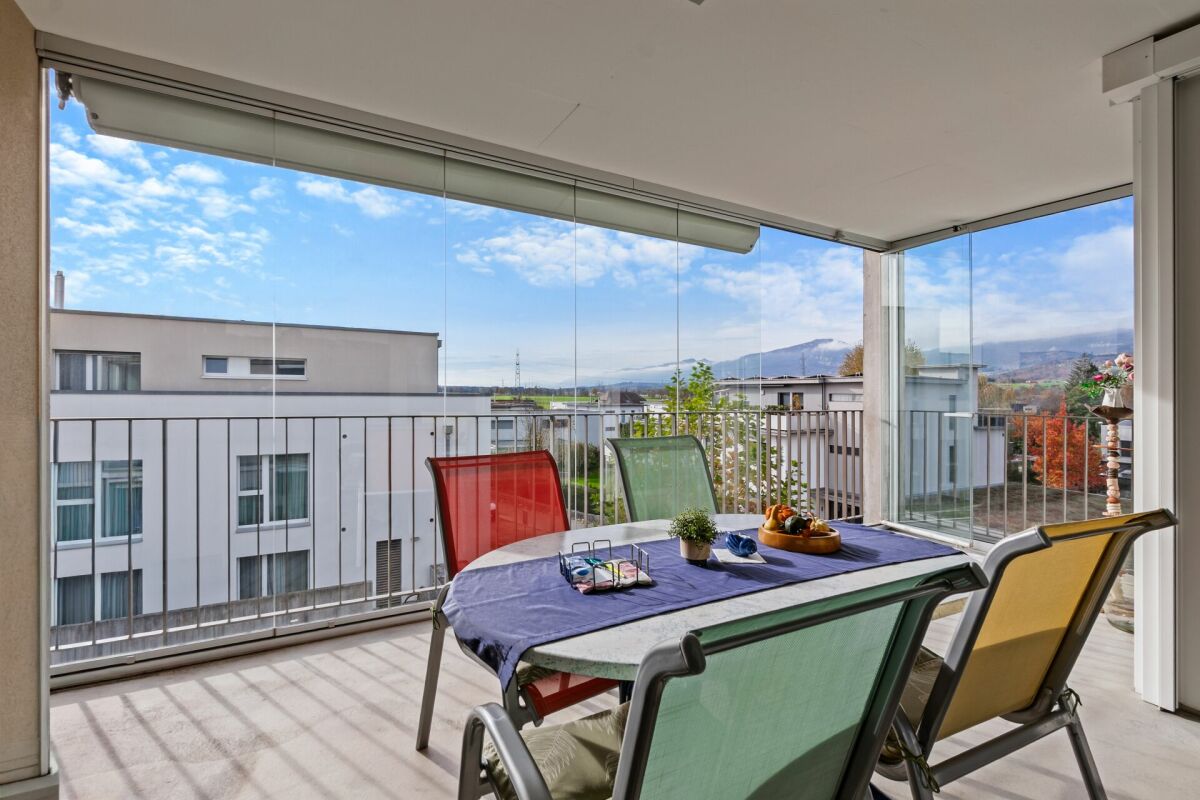 Überdachter Balkon mit Esstisch