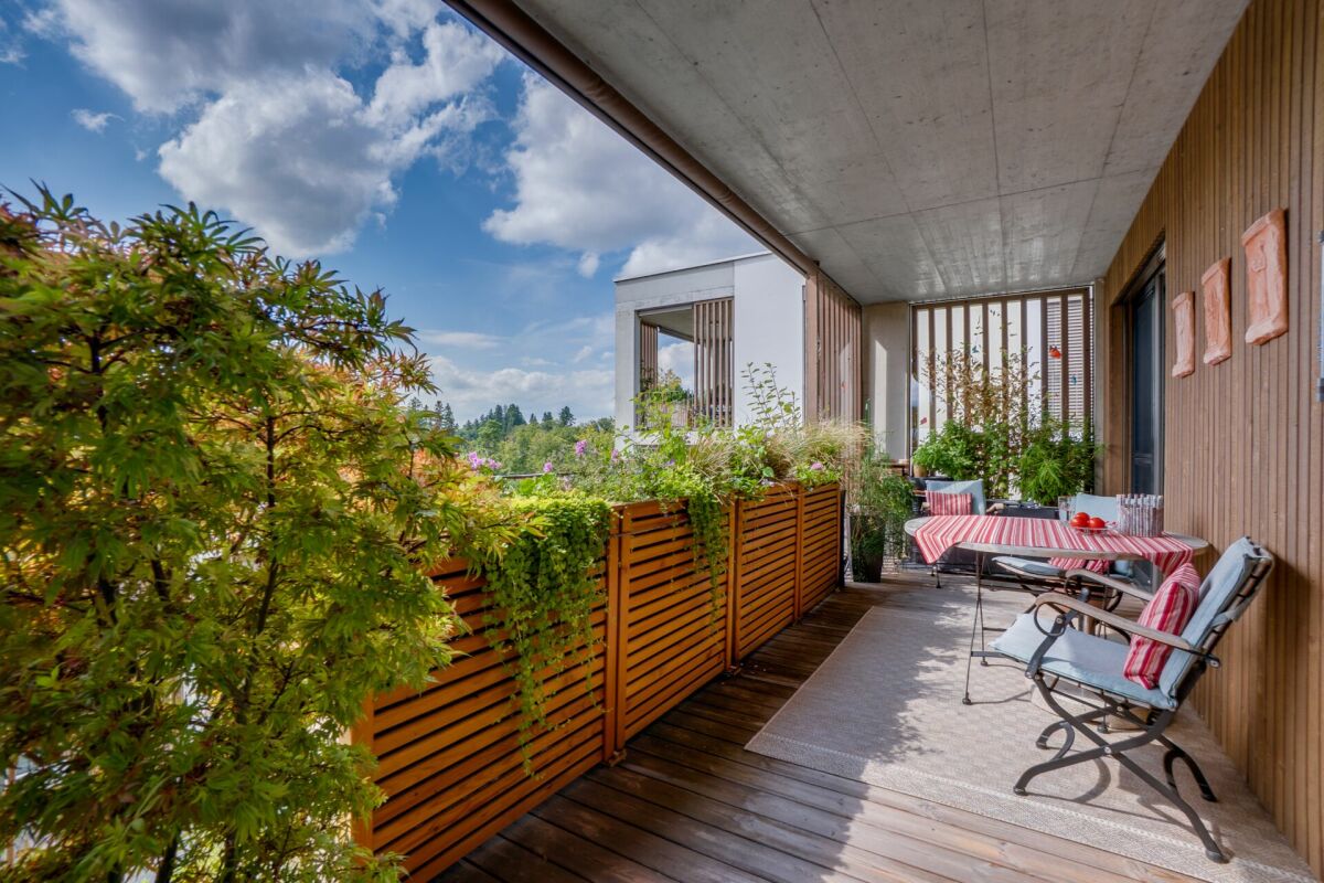 Balkon mit Sitzgruppe und Pflanzkästen