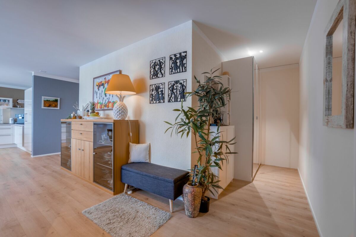 Offener Wohnbereich mit Flur und Sideboard