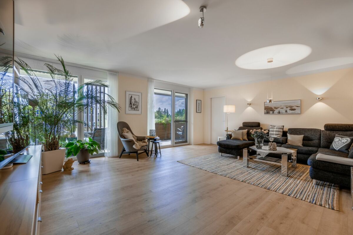 Helles Wohnzimmer mit Balkonzugang