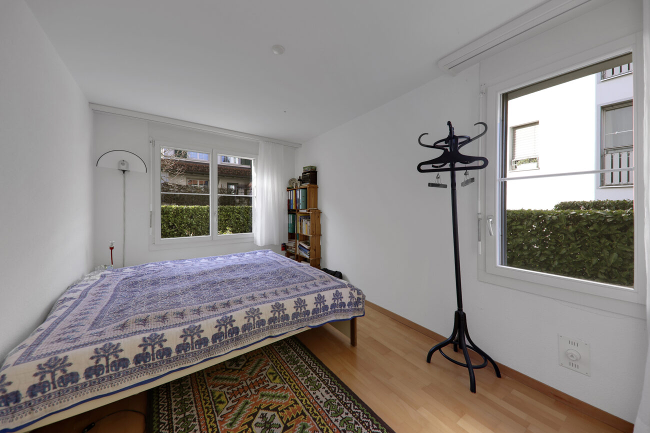 Helles Schlafzimmer mit zwei Fenstern