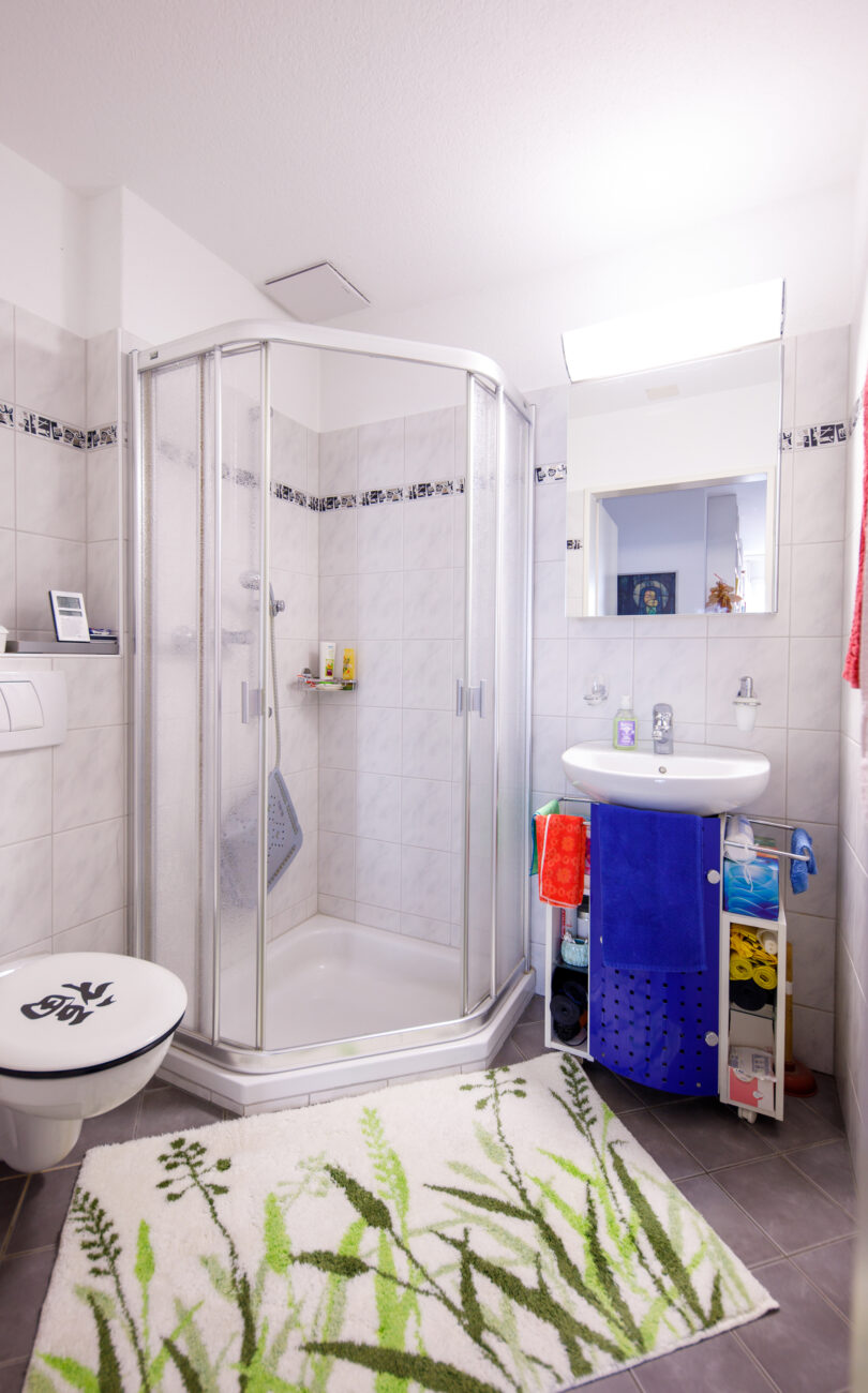 Kleines Badezimmer mit Dusche und Waschbecken
