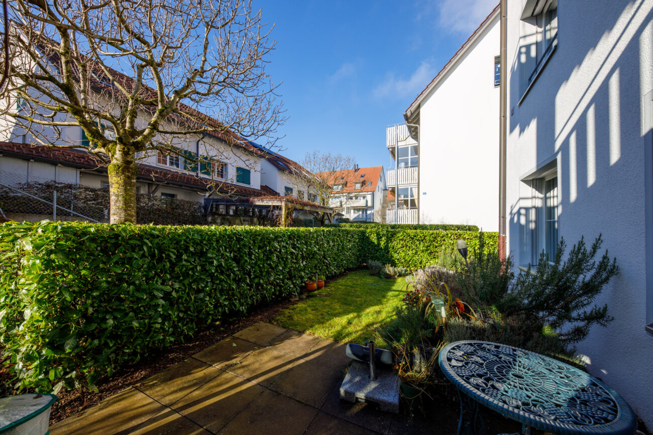 Garten zwischen Wohnhäusern