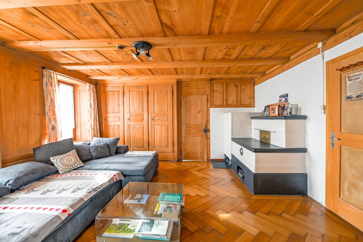 Gemütliches Wohnzimmer mit Holzvertäfelung