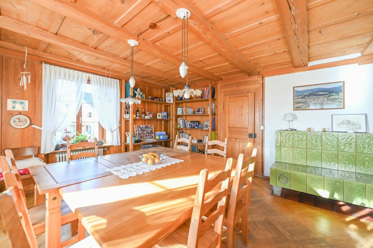 Heller Essraum mit Holzvertäfelung