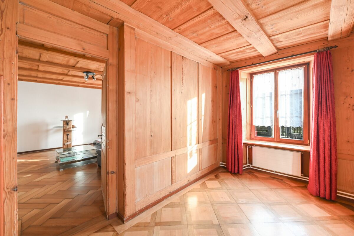Holzverkleideter Innenraum mit Fenster und Durchgang