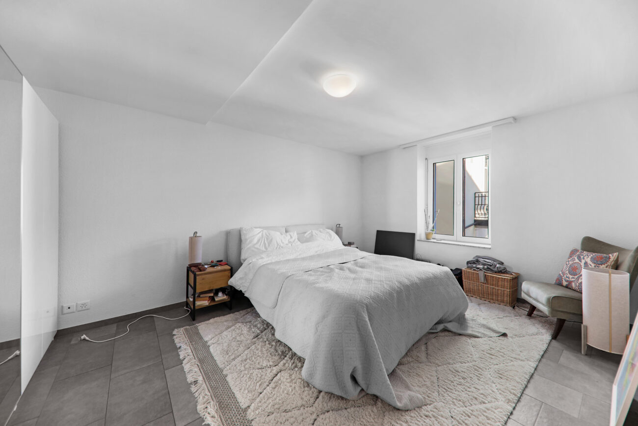 Schlafzimmer mit schlichtem, modernem Interieur