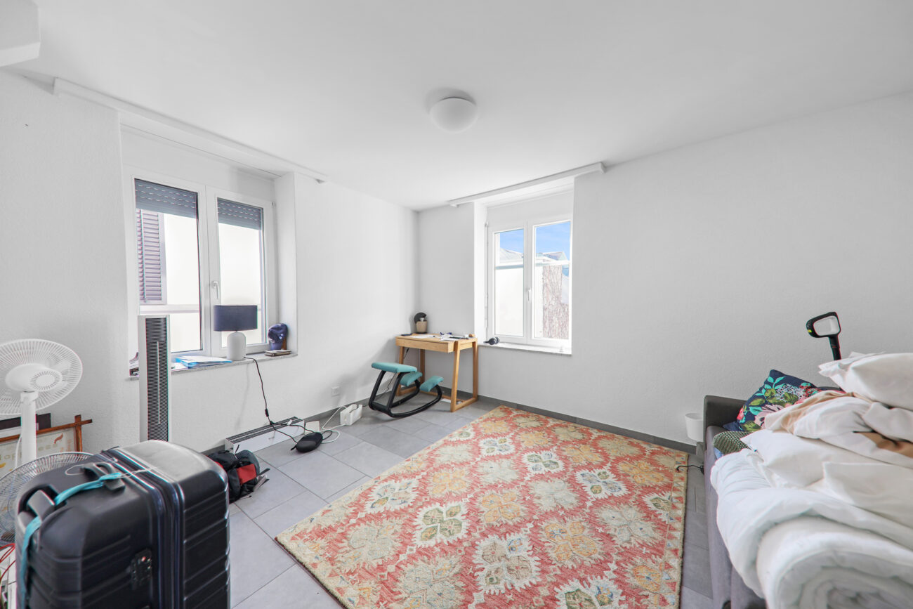 Helles Schlafzimmer mit Arbeitsbereich