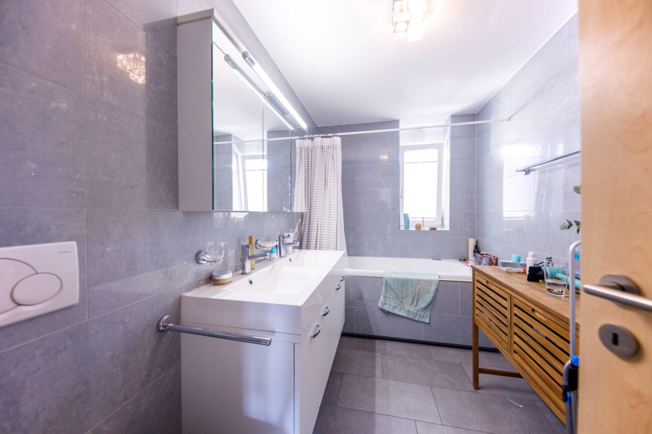 Modernes Badezimmer mit Badewanne und Doppelwaschtisch