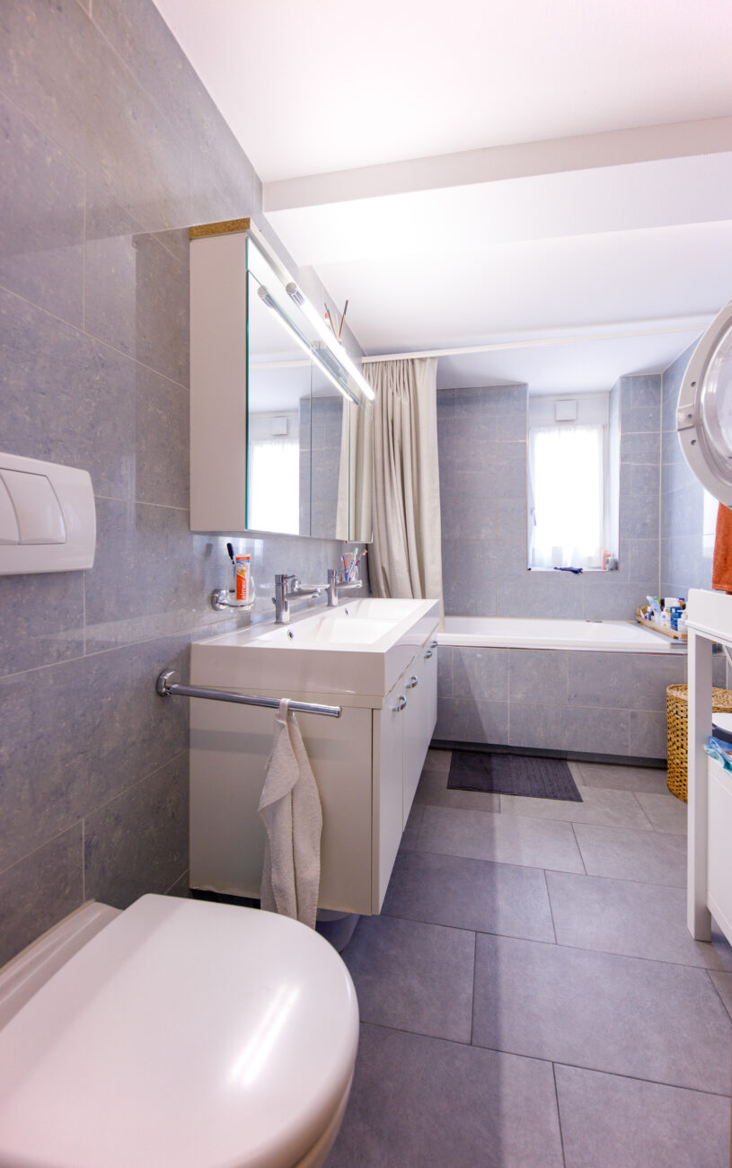Modernes Badezimmer mit Badewanne
