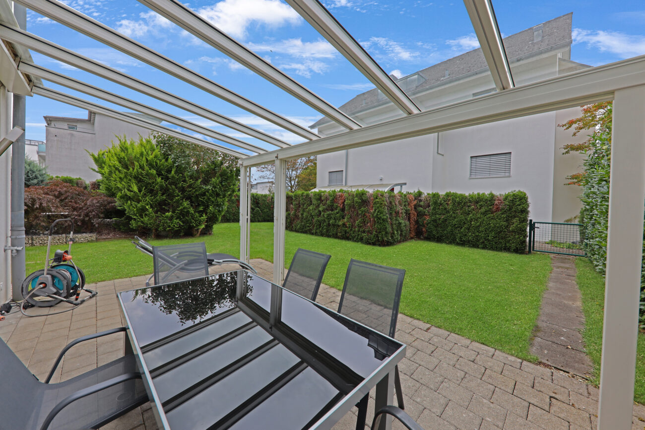 Überdachte Terrasse mit Gartenblick