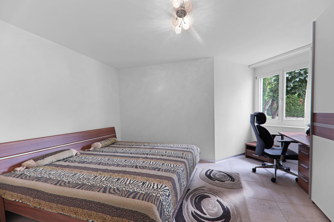 Schlafzimmer mit Schreibtischecke