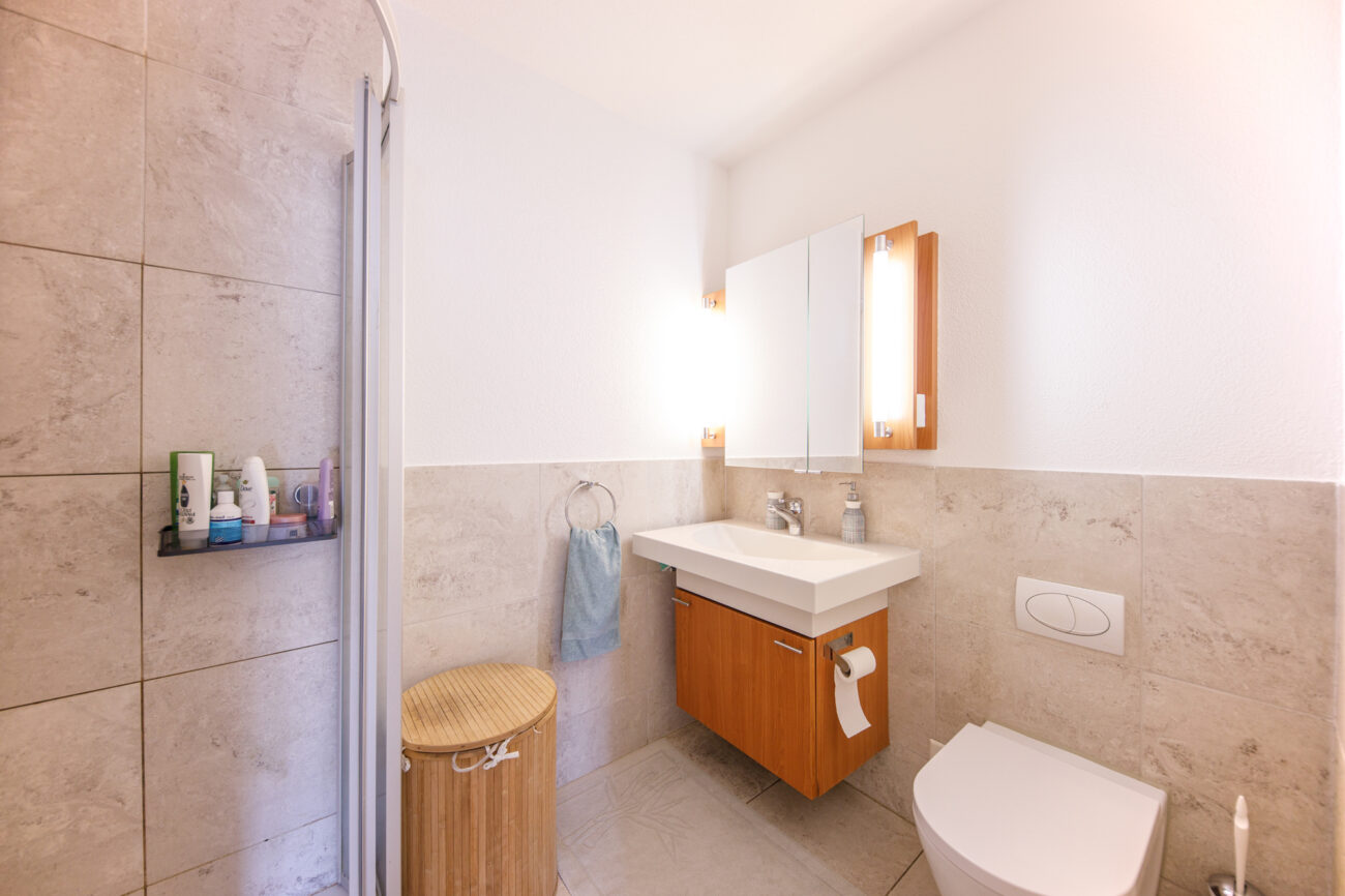 Modernes Badezimmer mit begehbarer Dusche und Waschtisch