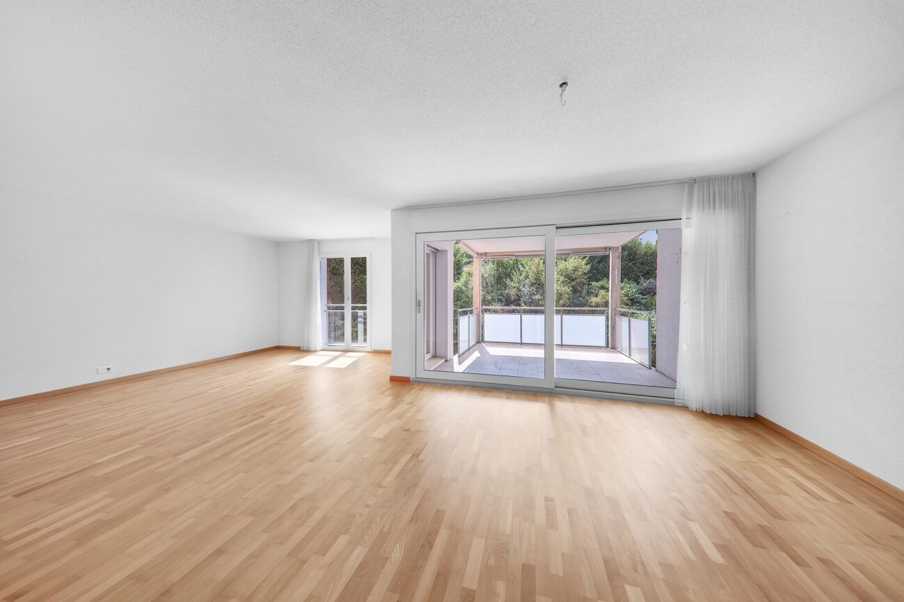 Heller leerer Wohnraum mit Balkonzugang