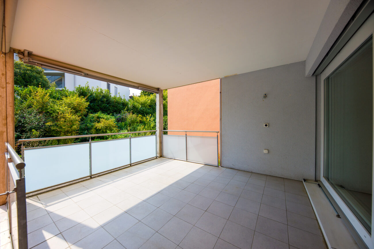 Überdachter Balkon mit Blick ins Grüne