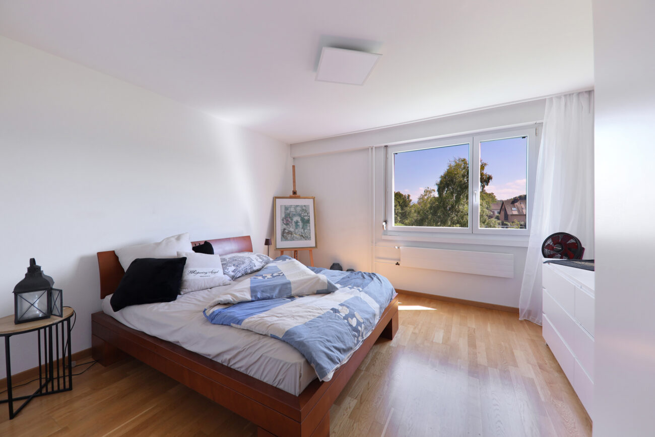 Helles Schlafzimmer mit Holzfußboden