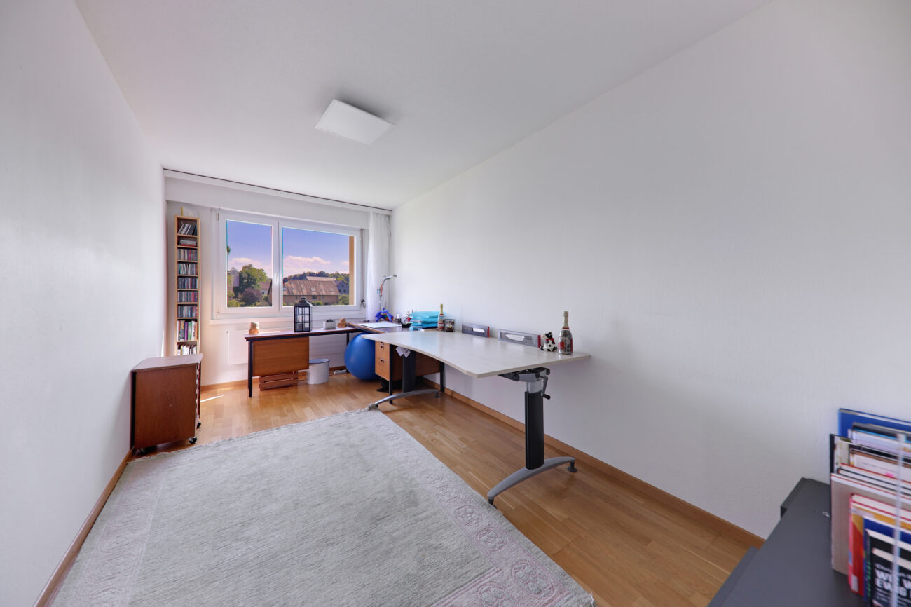 Helles Arbeitszimmer mit großem Fenster