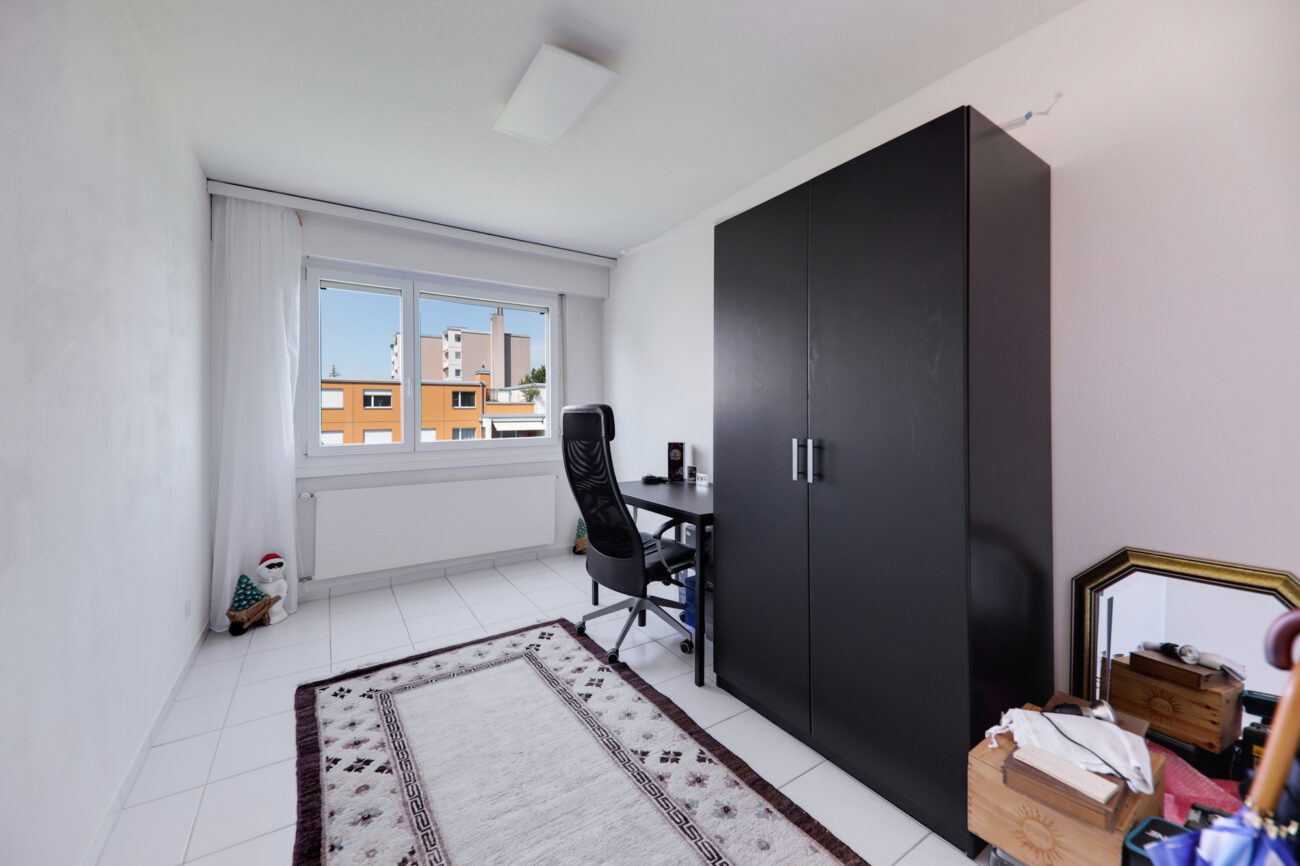 Helles Arbeitszimmer mit Schrank und Fenster
