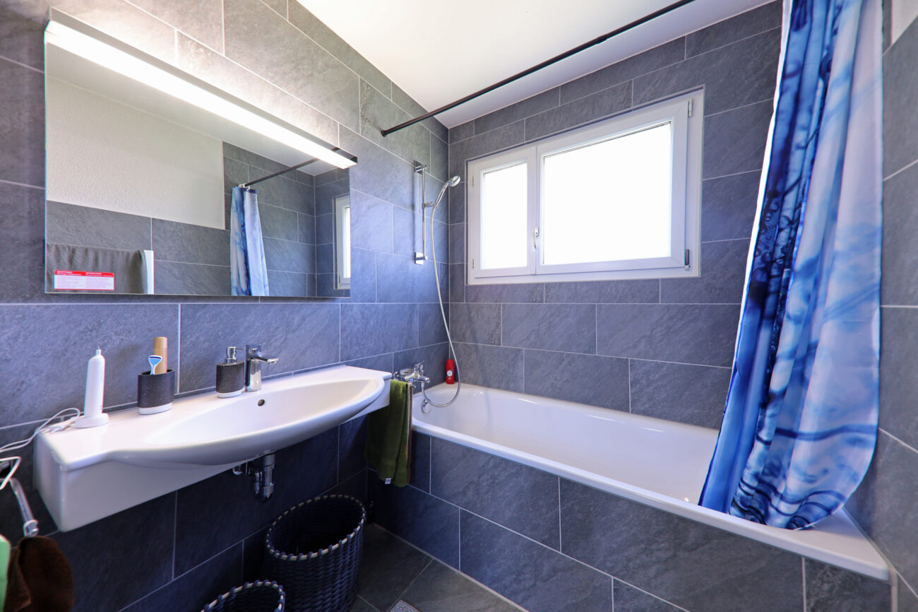 Modernes Badezimmer mit Badewanne und Fenster