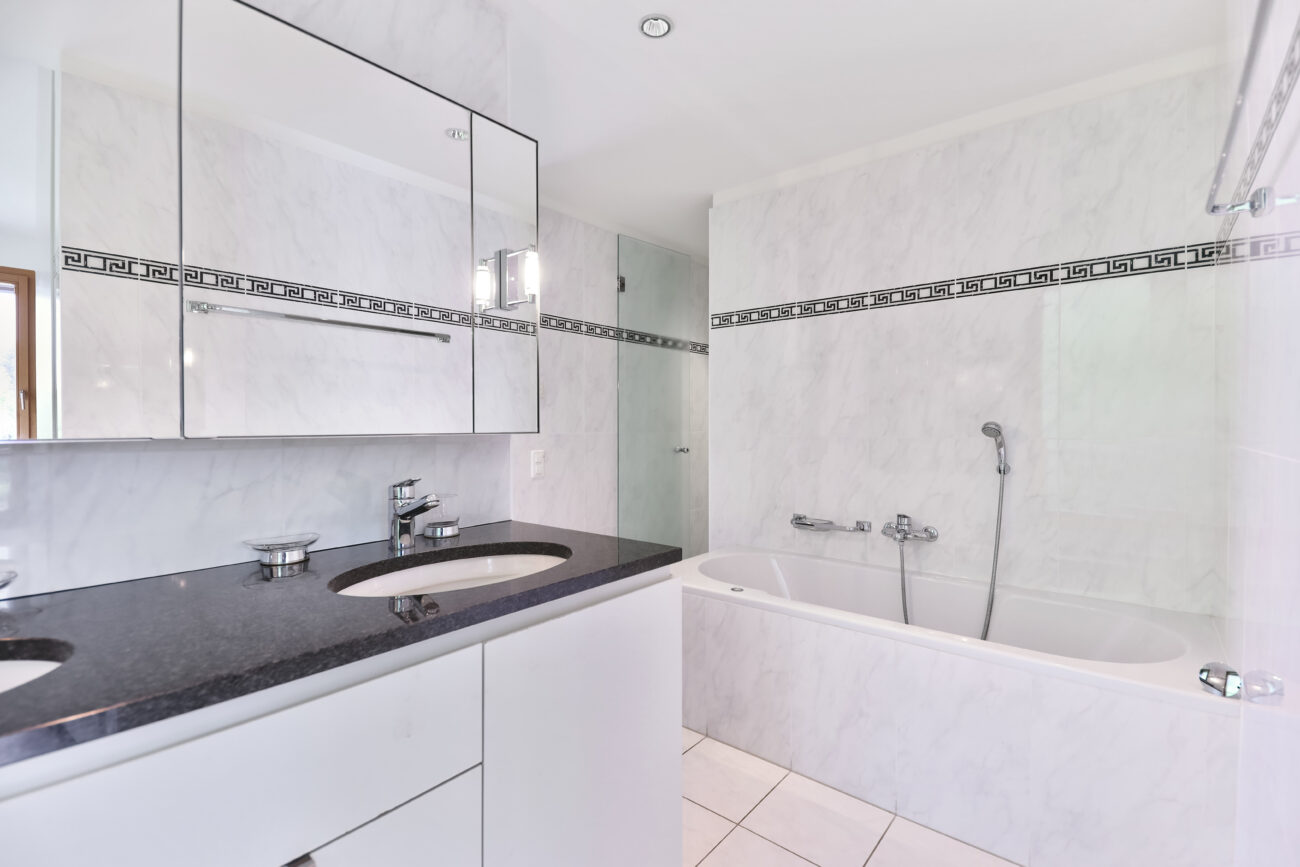 Helles Badezimmer mit Wanne und Doppelwaschtisch