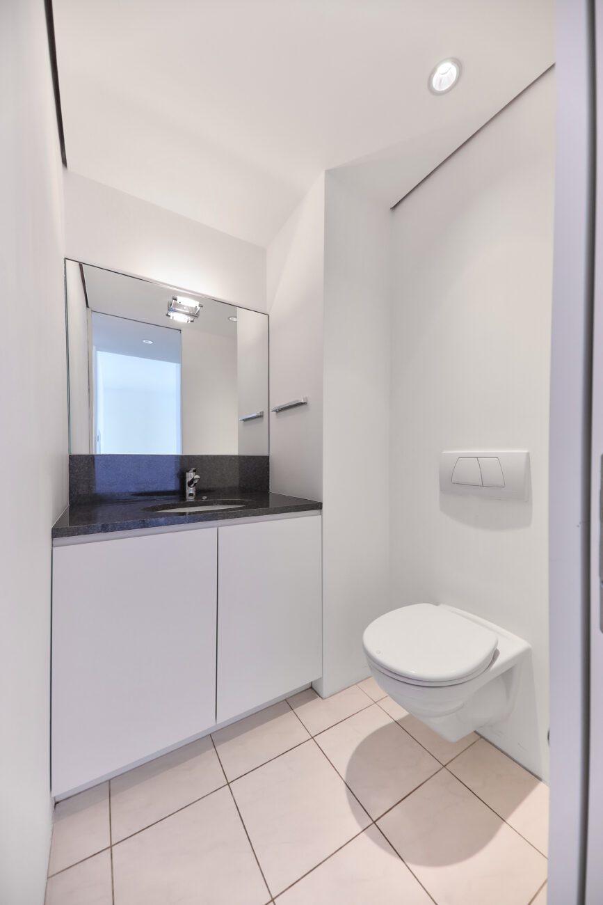 Gäste-WC mit Waschtisch und wandhängendem WC