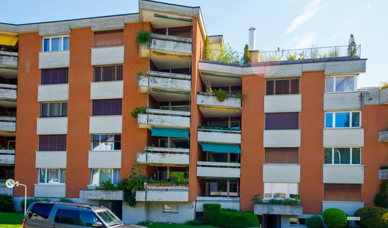 Wohnhaus mit Balkonen