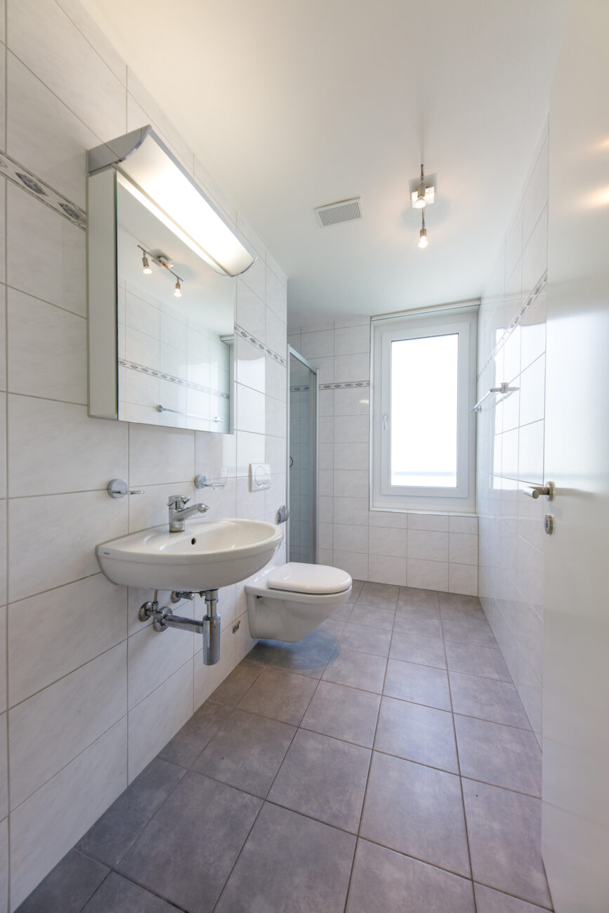 Modernes helles Badezimmer mit Fenster