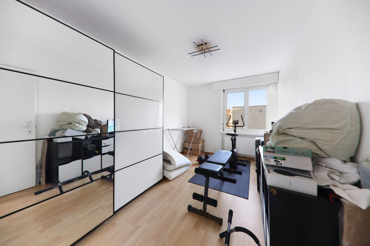 Helles Zimmer mit Trainingsbereich