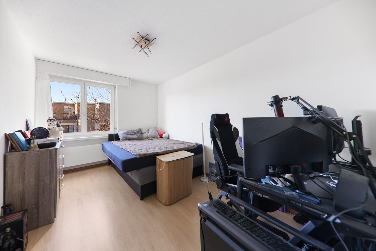Schlafzimmer mit Arbeitsplatz