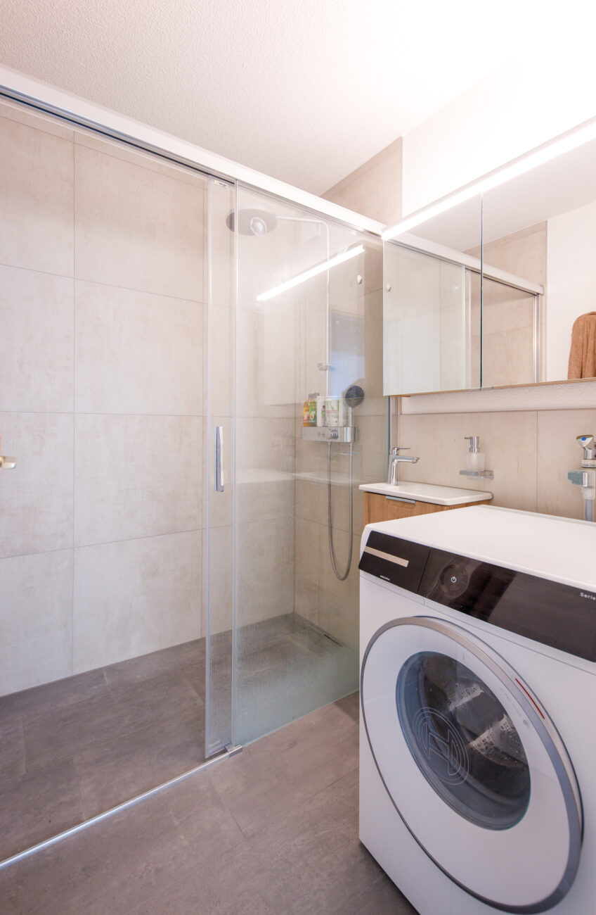 Modernes Badezimmer mit Glasdusche und Waschtisch