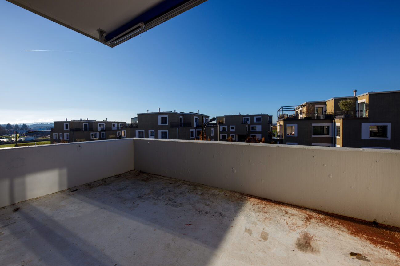 Balkon mit Blick auf Wohnanlage