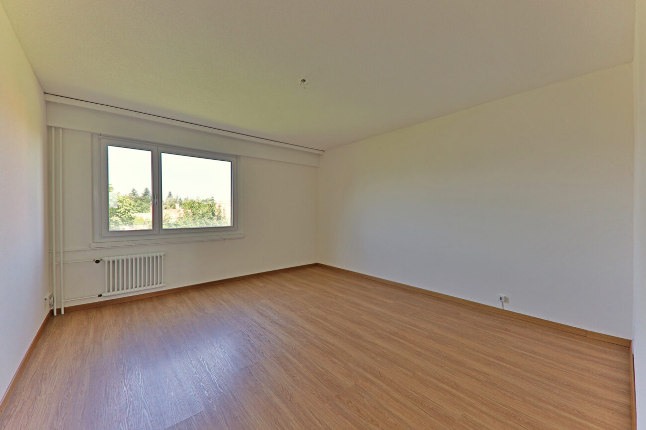 Leerer heller Wohnraum mit Holzoptik-Boden