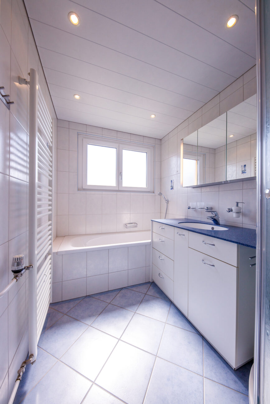 Modernes Badezimmer mit Badewanne und Waschtisch
