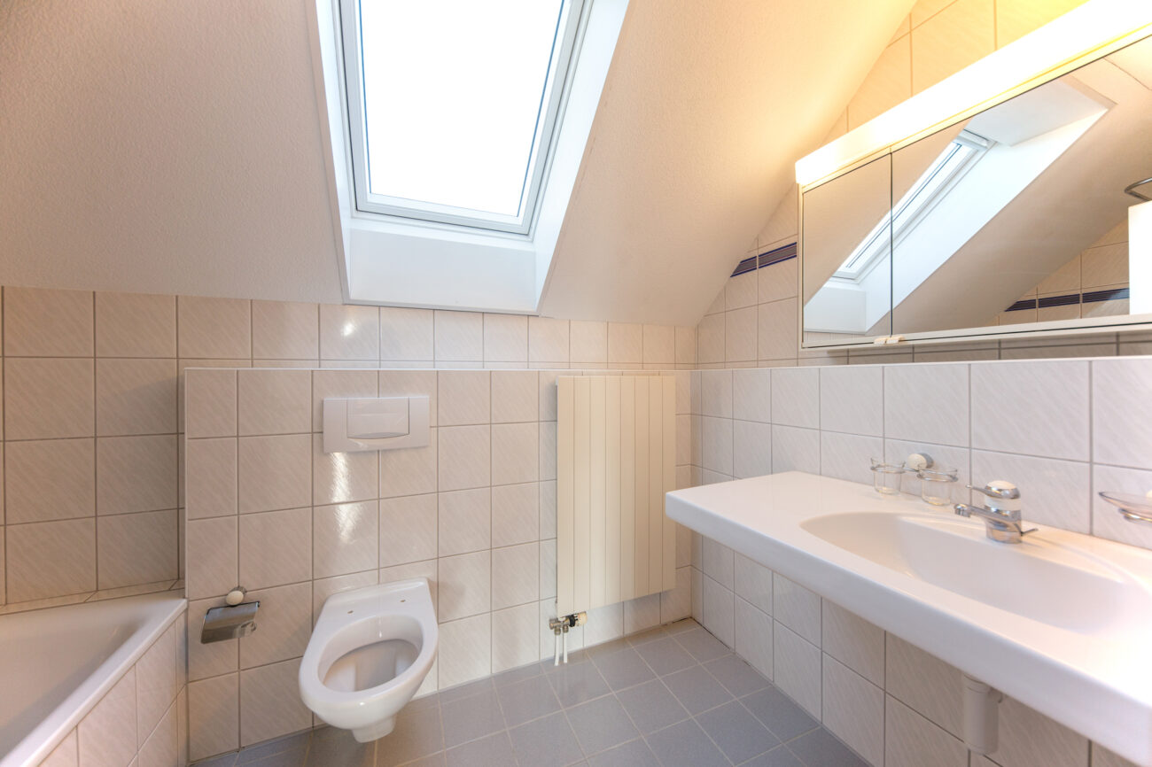 Badezimmer unter Dachschräge